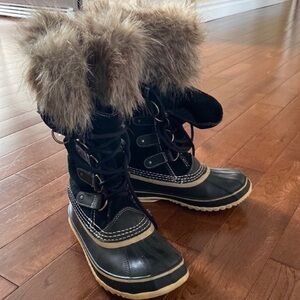 Sorel Black and Tan Fur-Lined Joan of Arc Boots